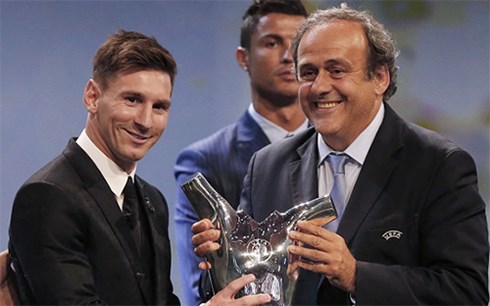 Messi nhận giải cầu thủ xuất sắc nhất châu Âu (Ảnh: Getty Images)