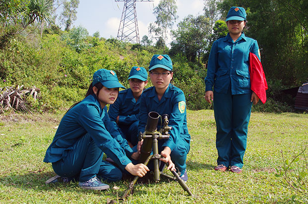 Khẩu đội nữ dân quân quận Cẩm Lệ huấn luyện súng cối. 