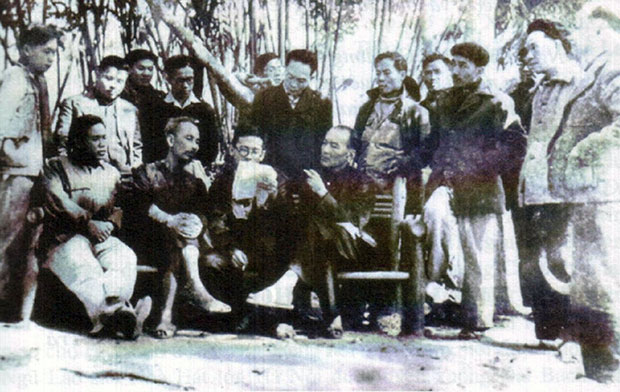 Nhà thơ Huy Cận ngồi bên phải Chủ tịch Hồ Chí Minh ở  chiến khu Việt Bắc thời kháng chiến chống Pháp. (Ảnh tư liệu)