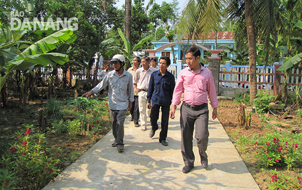 Nguyễn Tấn Phát (ngoài cùng, bên phải), Chủ tịch UBND xã Hòa Nhơn trong một chuyến kiểm tra, cải tạo vườn tạp ở hộ gia đình.(Ảnh do nhân vật cung cấp)