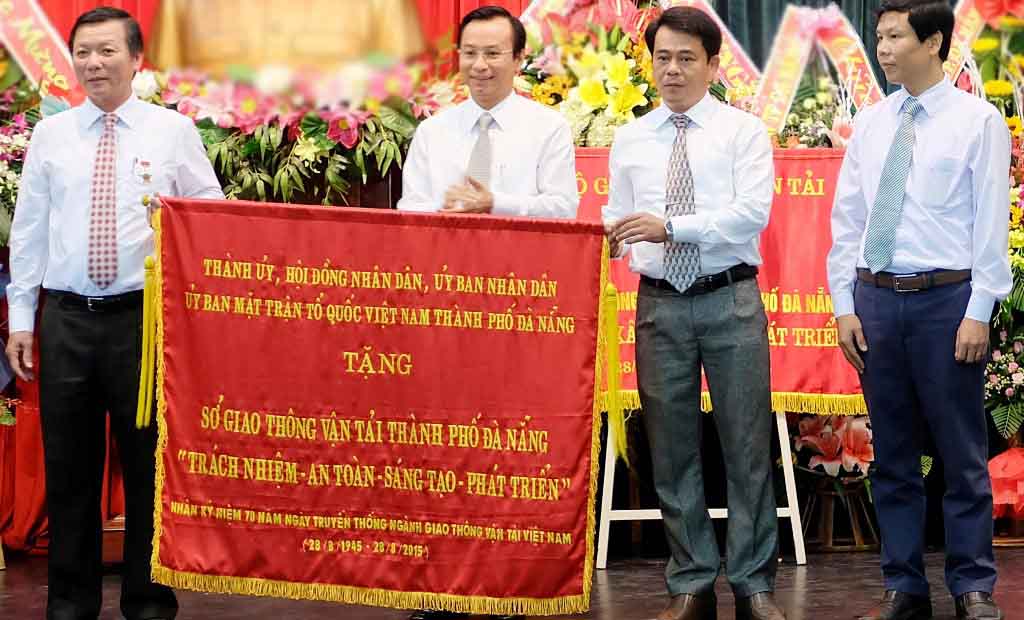Phó Bí thư Thành ủy Nguyễn Xuân Anh trao bức trướng của Thành ủy, HĐND, UBND, Ủy ban MTTQ Việt Nam thành phố Đà Nẵng cho Sở GTVT