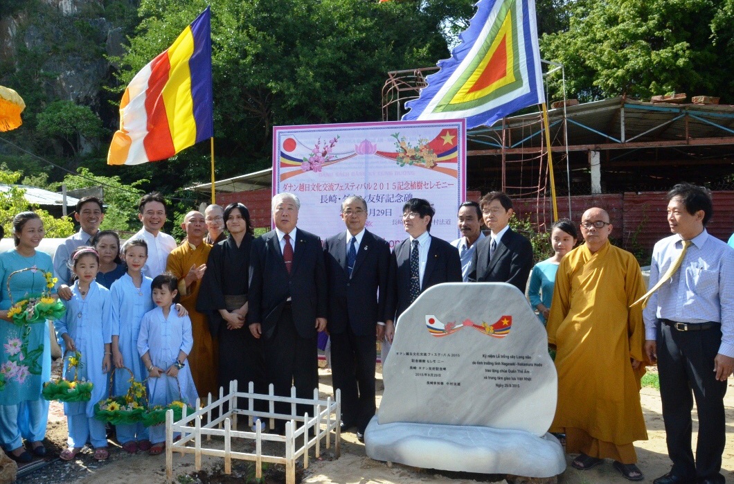 Đoàn đại biểu tỉnh Nagasaki trồng cây long não, hoạt động mở đầu xây dựng công viên văn hóa Việt – Nhật.