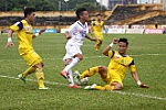 Cầu thủ SLNA vào bóng khiến tiền vệ SHB Đà Nẵng ngồi xe lăn