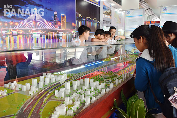 Thế hệ trẻ thành phố tìm hiểu về các đồ án quy hoạch phát triển đô thị Đà Nẵng đến năm 2030 và tầm nhìn 2050.