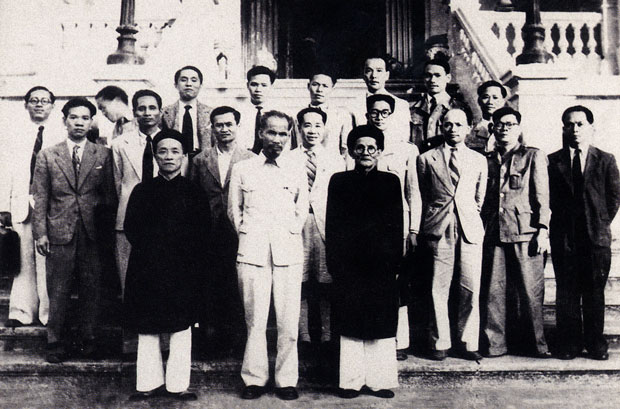 Các  thành viên Chính phủ kháng chiến 3-11-1946.  Trong ảnh: Cụ Huỳnh Thúc Kháng, Bộ trưởng Bộ Nội vụ (người đứng hàng đầu, thứ nhất từ phải qua).  Ảnh  tư liệu