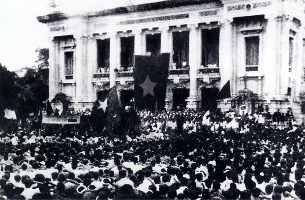 Tổng khởi nghĩa giành chính quyền tại Hà Nội (tháng 8-1945).  Ảnh tư liệu
