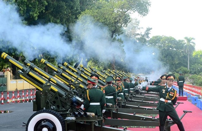 Tại Hoàng thành Thăng Long, 21 loạt đạn pháo đại bác được bắn cùng lúc với thời điểm chào cờ tại Quảng trường Ba Đình.