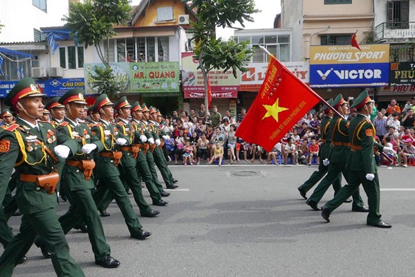 Đoàn diễu binh qua phố Nguyễn Thái Học. Ảnh: VnExpress