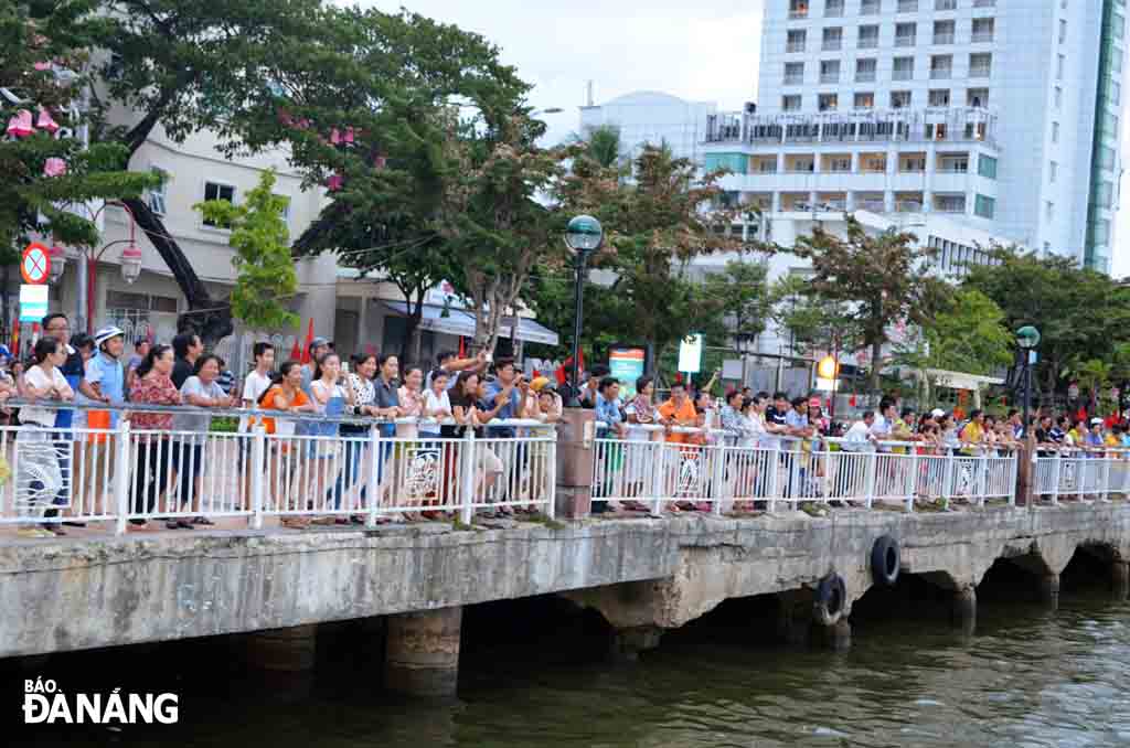 Người xem đứng đông đúc hai bên bờ và các cây cầu để dõi theo các màn trình diễn trên sông Hàn