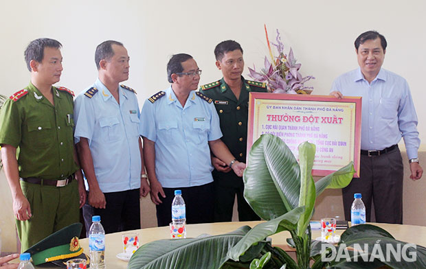Chủ tịch UBND thành phố Huỳnh Đức Thơ trao thưởng cho lực lượng phối hợp chống buôn lậu tại Cảng Tiên Sa - Đà Nẵng.