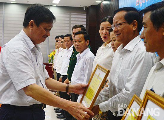 Phó Chủ tịch UBND thành phố Đặng Việt Dũng khen thưởng các tập thể, cá nhân đóng góp tích cực trong việc thực hiện Chỉ thị  24-CT/TU. 	         ảnh: PHƯƠNG TRÀ