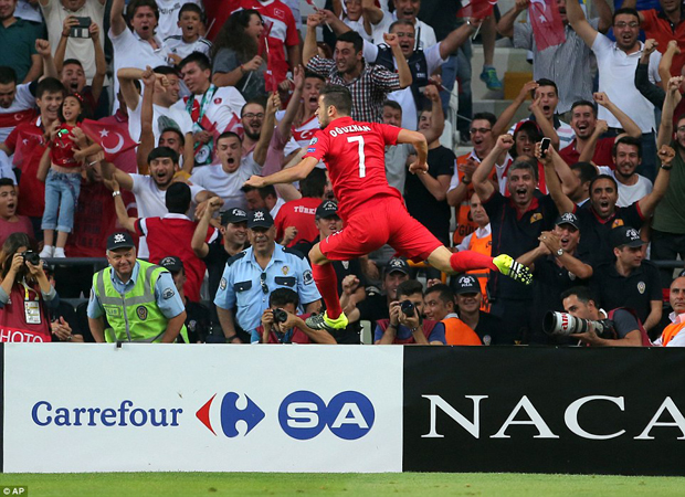 Niềm vui của Ozyakup sau bàn thắng mở tỷ số cho Thổ Nhĩ Kỳ.