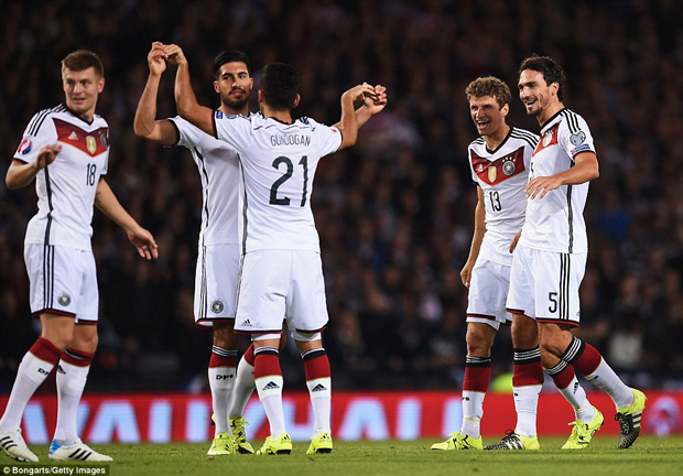 Niềm vui của các cầu thủ đội tuyển Đức sau chiến thắng 3-2 trên sân Scotland.