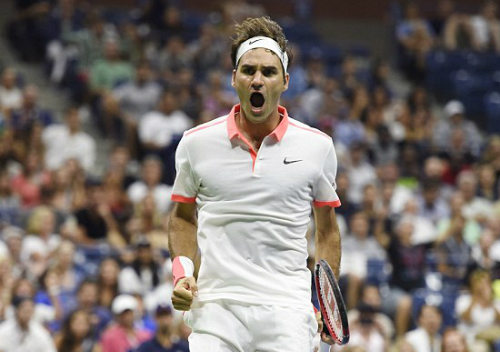 Federer chơi rất hay dù gặp đối thủ khó chịu Isner. Ảnh: EPA.