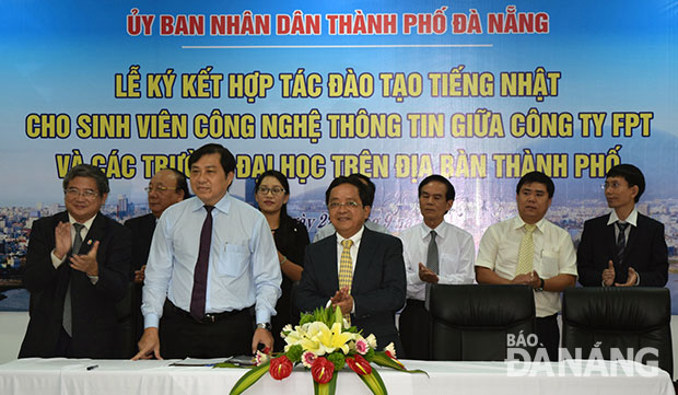 Chủ tịch UBND thành phố Đà Nẵng Huỳnh Đức Thơ chứng kiến việc ký kết hợp tác đào tạo tiếng Nhật đến các trường đại học. Ảnh: Triệu Tùng