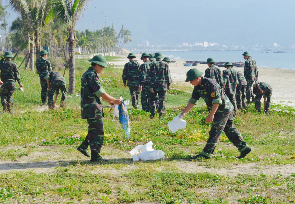 Lực lượng vũ trang ra quân dọn dẹp vệ sinh tại bãi biển Đà Nẵng
