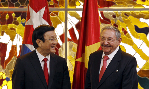 Chủ tịch nước Trương Tấn Sang trao đổi với Chủ tịch Cuba Raul Castro hôm qua. Ảnh: Reuters