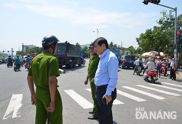 Ông Huỳnh Đức Thơ có mặt kiểm tra hiện trường và yêu cầu cơ quan chức năng nhanh chóng làm rõ nguyên nhân vụ tai nạn.