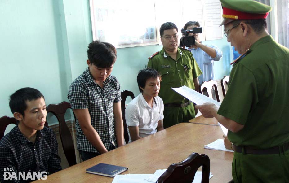 Các đối tượng trong nhóm lừa đảo bằng chiêu lừa trúng thưởng bị bắt: Trung - Thắng - Quang (từ trái qua).   