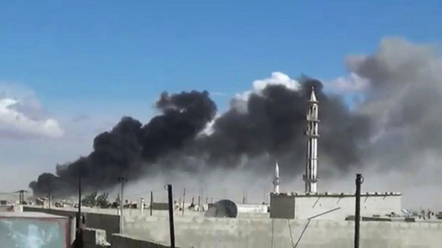 Hình ảnh do Trung tâm Báo chí Homs cung cấp cho thấy, khói bốc lên sau các cuộc không kích ở tỉnh Homs, phía tây Syria, ngày 30-9.   		                   Ảnh: AP