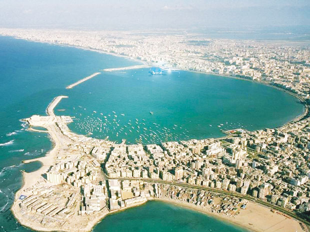 Thành phố cảng cổ kính Alexandria của Ai Cập đang bị nước biển đe dọa. Những báo cáo gần đây nhất của chính quyền Ai Cập cho thấy nếu nước biển dâng cao 25cm thì đẩy 60% dân số Alexandria vào cảnh lũ lụt; nếu cao nửa mét thì quét sạch 66% ngành công nghiệp, phần lớn lĩnh vực dịch vụ và khoảng 1/3 diện tích thành phố.