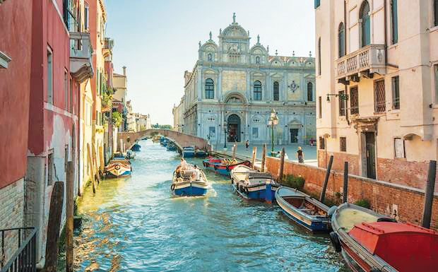 Việc thu hút khách du lịch tại thành phố Venice (Ý) ngày một khó khăn hơn vì lũ lụt thường xuyên. Dự kiến vào năm 2030, lũ lụt sẽ gây thiệt hại cho “ngành công nghiệp không khói” của Venice khoảng 42,9 triệu euro.