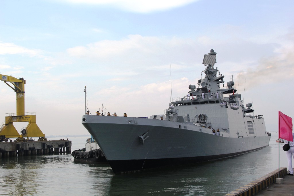 Tàu Hải quân Ấn Độ INS SAHYADRI cập cảng Tiên Sa (Đà Nẵng). Tàu được đóng trong nước, thuộc lớp Shivalik - là tàu khu trục tàng hình đa nhiệm được đưa vào hoạt động phục vụ Hải quân Ấn Độ từ năm 2012. Tàu trang bị khối lượng khí tài đồ sộ