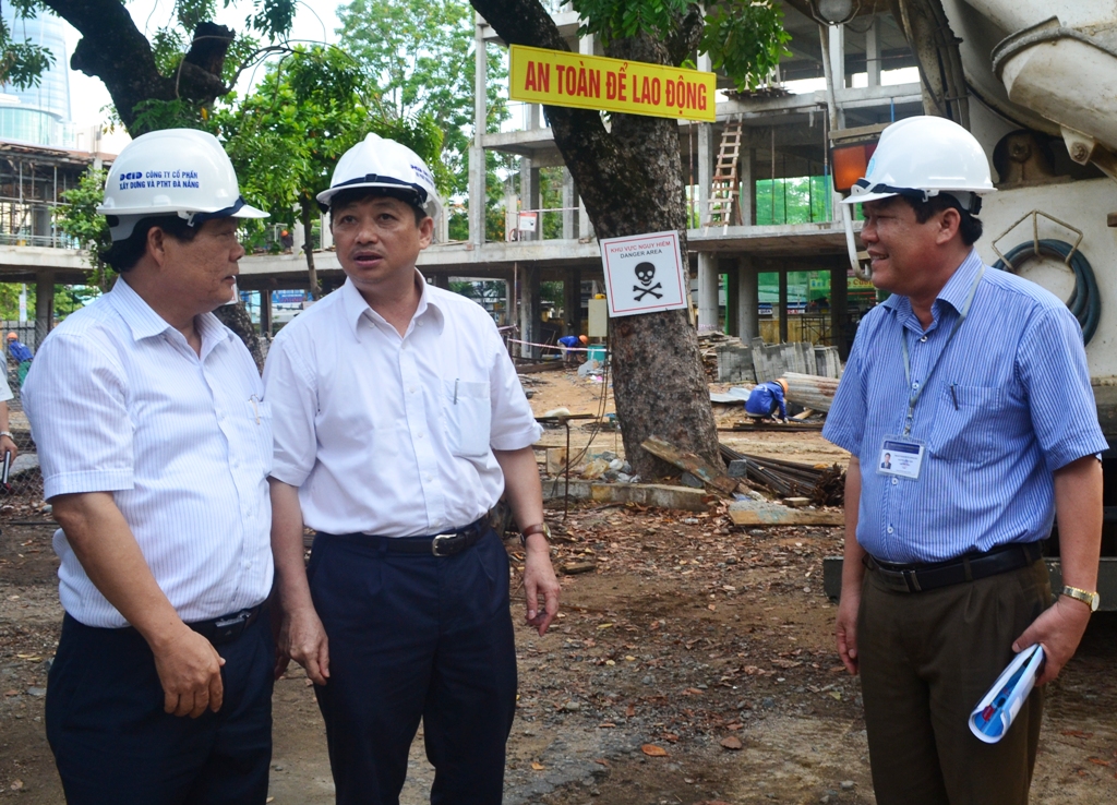 Phó Chủ tịch UBND thành phố Đặng Việt Dũng kiểm tra công trình Trường THPT Phan Châu Trinh