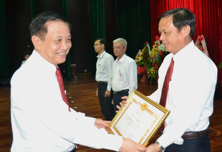 Bí thư Thành ủy Trần Thọ trao Bằng khen của Ban Thường vụ Thành ủy cho Văn phòng Thành ủy