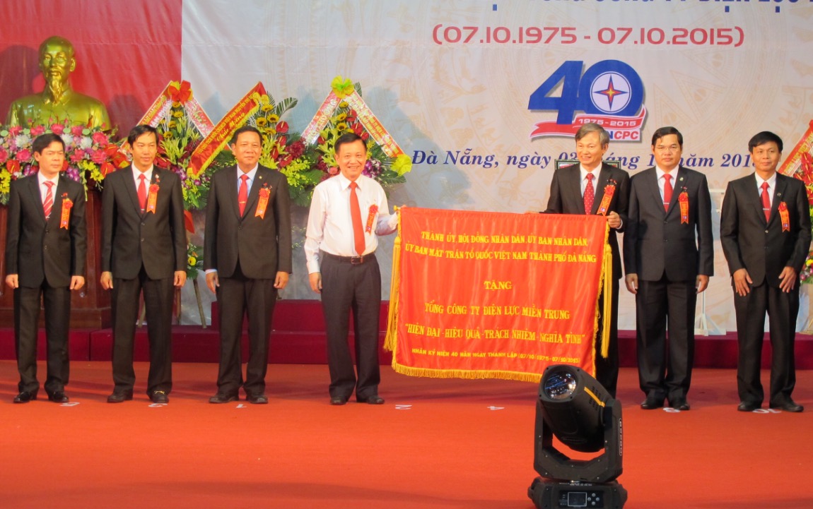 Bí thư Thành ủy Trần Thọ, Chủ tịch HĐND thành phố trao bức trướng cho lãnh đạo EVNCPC.
