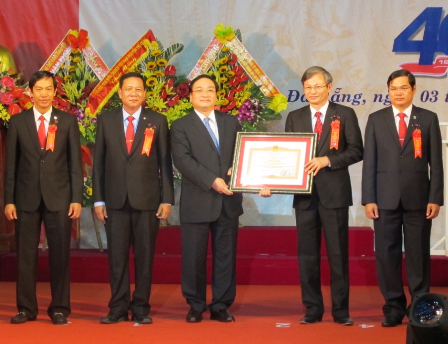 Phó Thủ tướng Hoàng Trung Hải trao Bằng khen của Thủ tướng tặng cho EVN