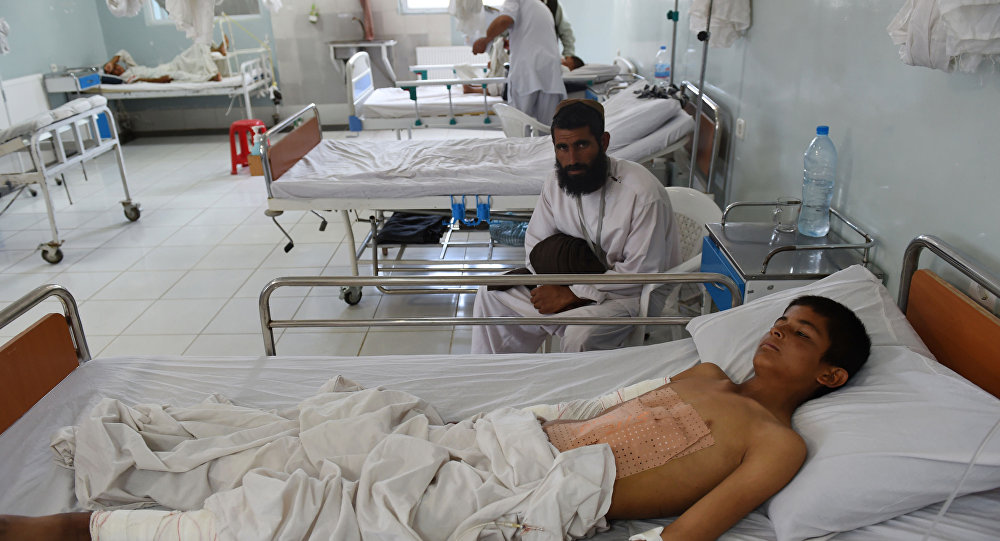 Bệnh nhân điều trị tại bệnh viện bị không kích nhầm. Ảnh: AFP