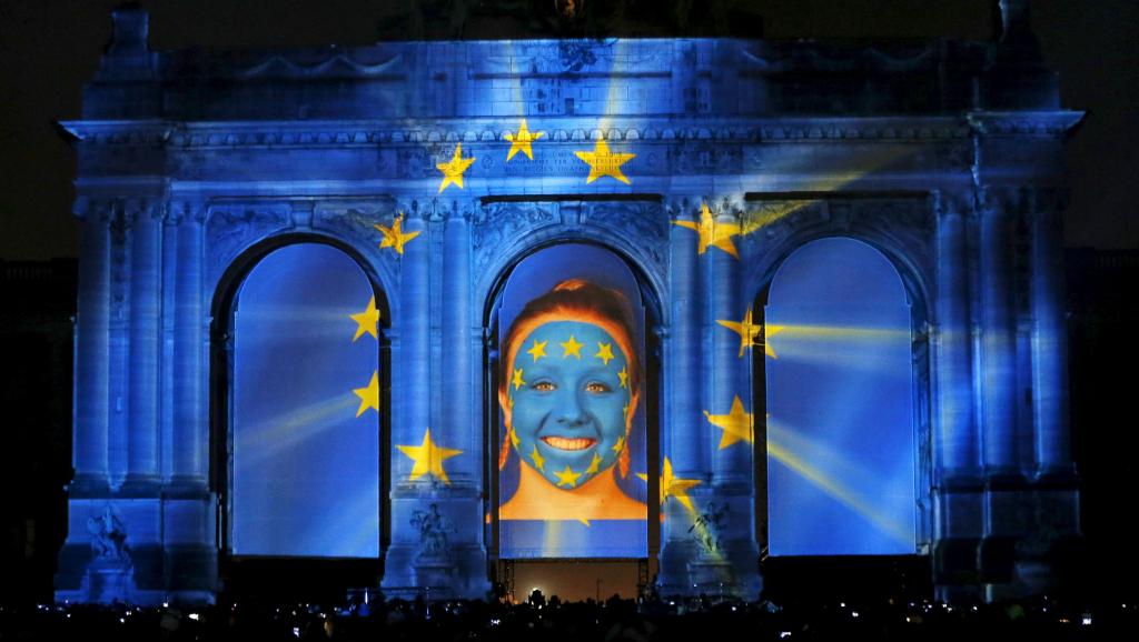 Từ tối 2-10, nhiều hiệu ứng âm thanh và ánh sáng được sử dụng tại Bruxelles để kỷ niệm 25 năm thống nhất nước Đức. Ảnh: Reuters