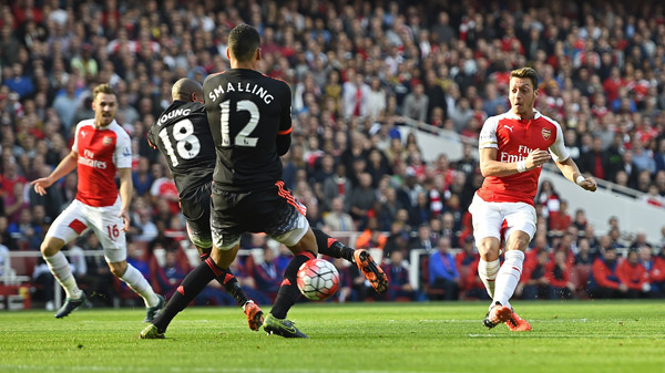 Ozil nhân đôi cách biệt cho Arsenal trước sự bất lực của hàng thủ Man Utd. Ảnh: Reuters.