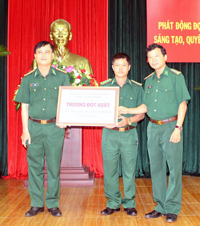 Đại tá Lê Văn Phúc, Chỉ huy trưởng BĐBP thành phố trao thưởng cho Phòng Phòng chống tội phạm ma túy và Đồn Biên phòng Sơn Trà vì có nhiều thành tích trong đấu tranh chống tội phạm.