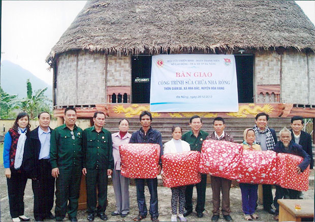 Bàn giao công trình sửa chữa nhà Rông cho đồng bào thôn Giàn Bí, xã Hòa Bắc, huyện Hòa Vang.
