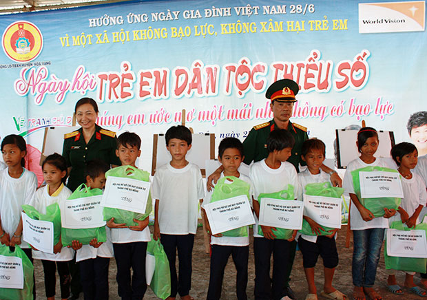 Hội Phụ nữ Bộ Chỉ huy Quân sự thành phố Đà Nẵng tặng quà học sinh nghèo Cơtu, xã Hòa Bắc, huyện Hòa Vang. 				              Ảnh: HỒNG HẠNH