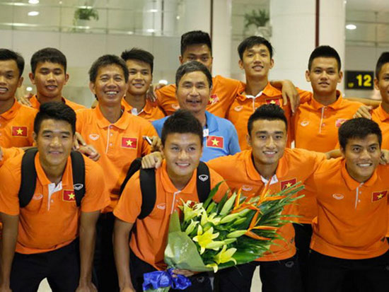Sự tiến bộ của bóng đá trẻ làm tăng nhiệt huyết người hâm mộ bóng đá nước nhà. Trong ảnh: Đội tuyển U-19 Việt Nam rạng rỡ ngày trở về sau khi đoạt vé chính thức vòng chung kết U-19 châu Á được tổ chức tại Bahrain, tháng 10-2016. (Thethaovanhoa.vn)
