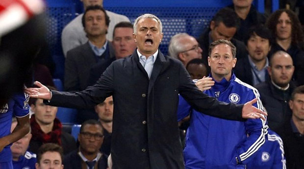 Jose Mourinho gặp rắc rối đủ kiểu vì cái miệng nói “linh tinh”.