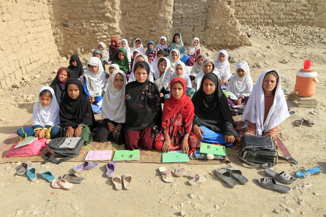 “Lớp học” dành cho nữ sinh của cô giáo Mahajera Armani (hàng đầu, giữa) ở ngoại ô Jalalabad (Afghanistan).