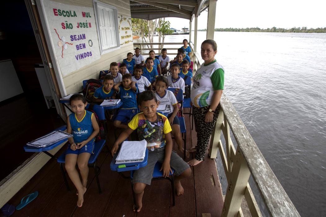 Trẻ em ở ngôi làng Sahu Ape ở Manacapuru, Amazonas (Brazil) ngồi học trên một chiếc thuyền.