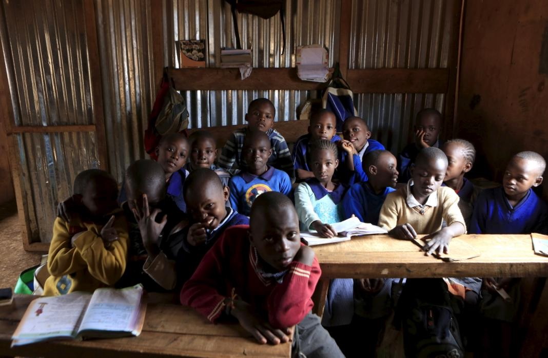 Các em từ 6 tới 7 tuổi ngồi học trong căn phòng chật chội và thiếu ánh sáng ở thủ đô Nairobi (Kenya).