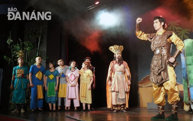 Một cảnh trong vở kịch lịch sử Thánh Gióng do sân khấu kịch Idecaf biểu diễn tại thành phố Hồ Chí Minh.  							  Ảnh: T.TÂN