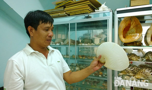 HLV Phan Thanh Toại giới thiệu chú ốc mực giấy quý hiếm.  					      Ảnh: HƯỚNG DƯƠNG