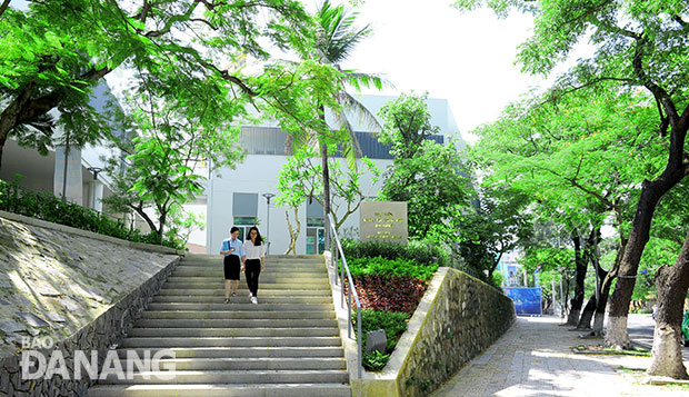 Thư viện Khoa học- Tổng hợp Đà Nẵng là một trong 11 công trình trọng điểm của thành phố năm 2015, là công trình văn hóa tiêu biểu của “Năm văn hóa, văn minh đô thị”. 										         Ảnh: Đặng Nở