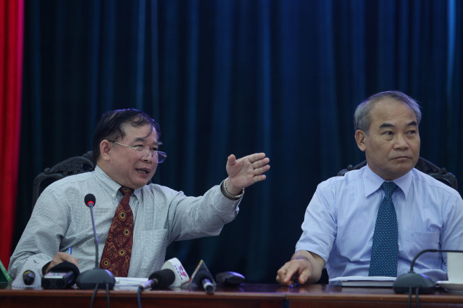 Thứ trưởng Bộ GD-ĐT Bùi Văn Ga (trái) và Thứ trưởng Nguyễn Vinh Hiển tại buổi họp báo - Ảnh: Nguyễn Khánh