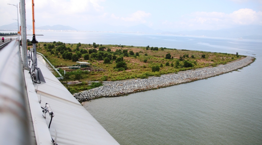 Khu đất và mặt nước ở chân cầu Thuận Phước được quy hoạch xây dựng khu biểu diễn cá heo và thú biển.