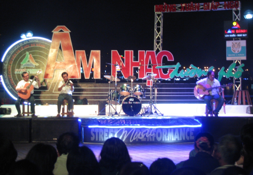 Âm nhạc đường phố trở thành điểm nhấn nghệ thuật ở hè phố Bạch Đằng.