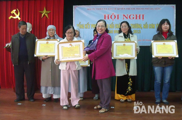  Với tấm lòng thiện nguyện, bà Chính (hàng trên, bên trái) thường xuyên được Hội Từ thiện và Bảo vệ quyền trẻ em thành phố Đà Nẵng tặng bằng khen.