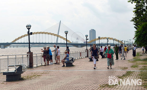 Nhiều du khách quốc tế lựa chọn đi bộ thưởng ngoạn vẻ đẹp hai bên bờ sông Hàn trong các chương trình city tour hoặc daily tour.
